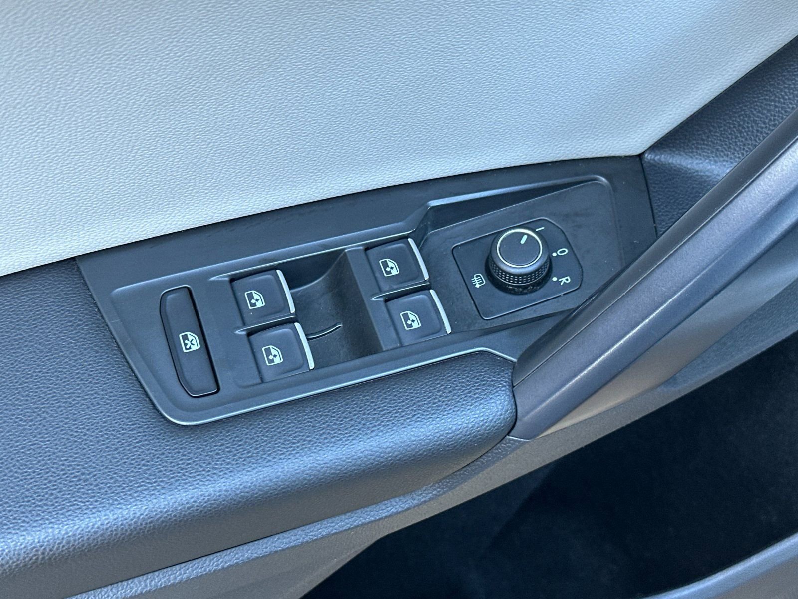 Used 2021 Volkswagen Tiguan SE R-Line image 13