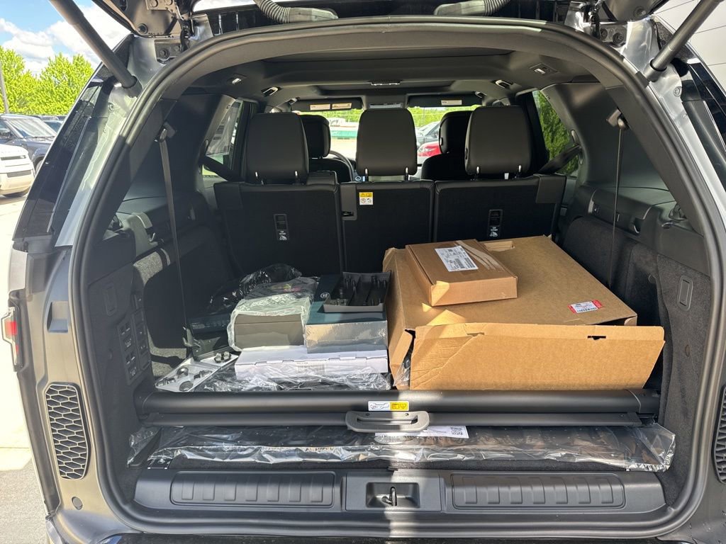 New 2024 Land Rover Discovery Dynamic SE image 8