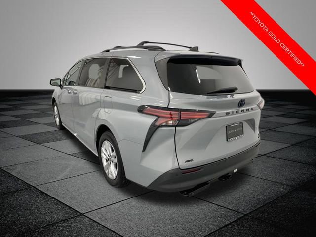 Used 2022 Toyota Sienna XLE Woodland Edition image 4