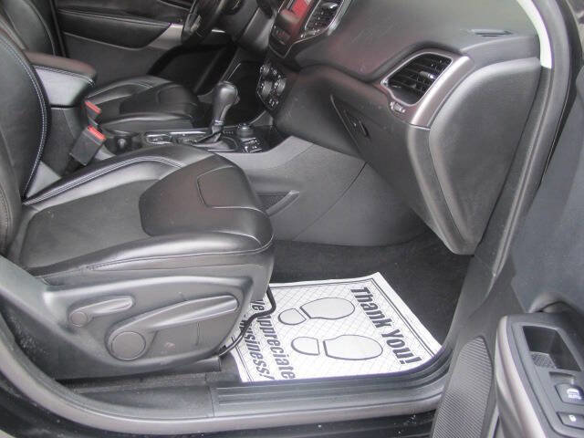 Used 2019 Jeep Cherokee Latitude Plus image 12