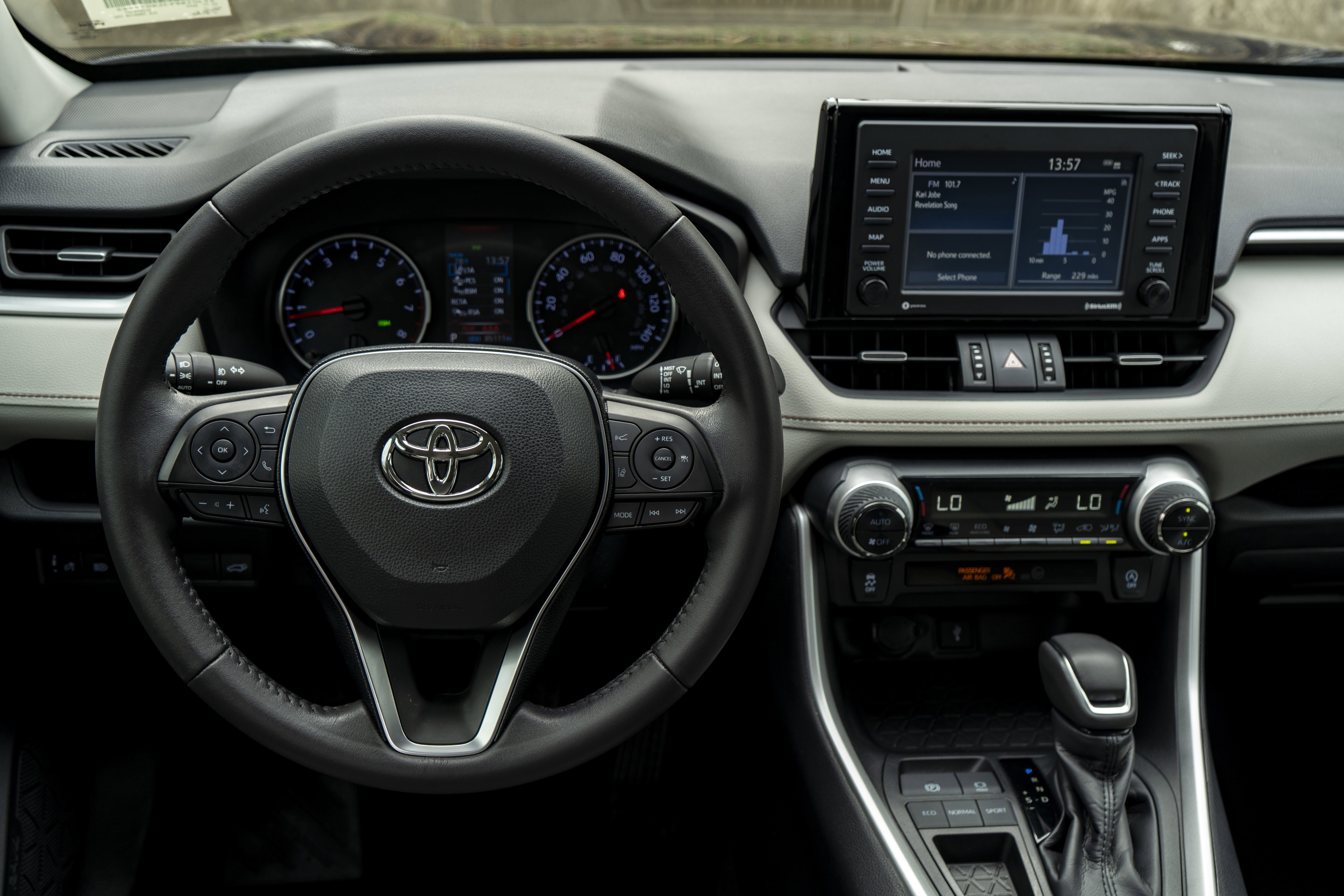 Used 2020 Toyota RAV4 XLE Premium image 19