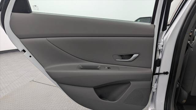 Used 2025 Hyundai Elantra SE FWD image 16