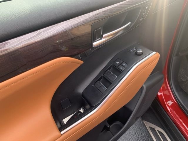 Used 2024 Toyota Highlander Platinum image 21