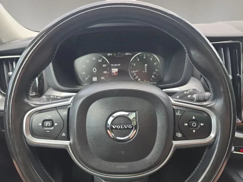 Used 2018 Volvo XC60 T5 Momentum w/ Vision Package AWD/4WD image 18