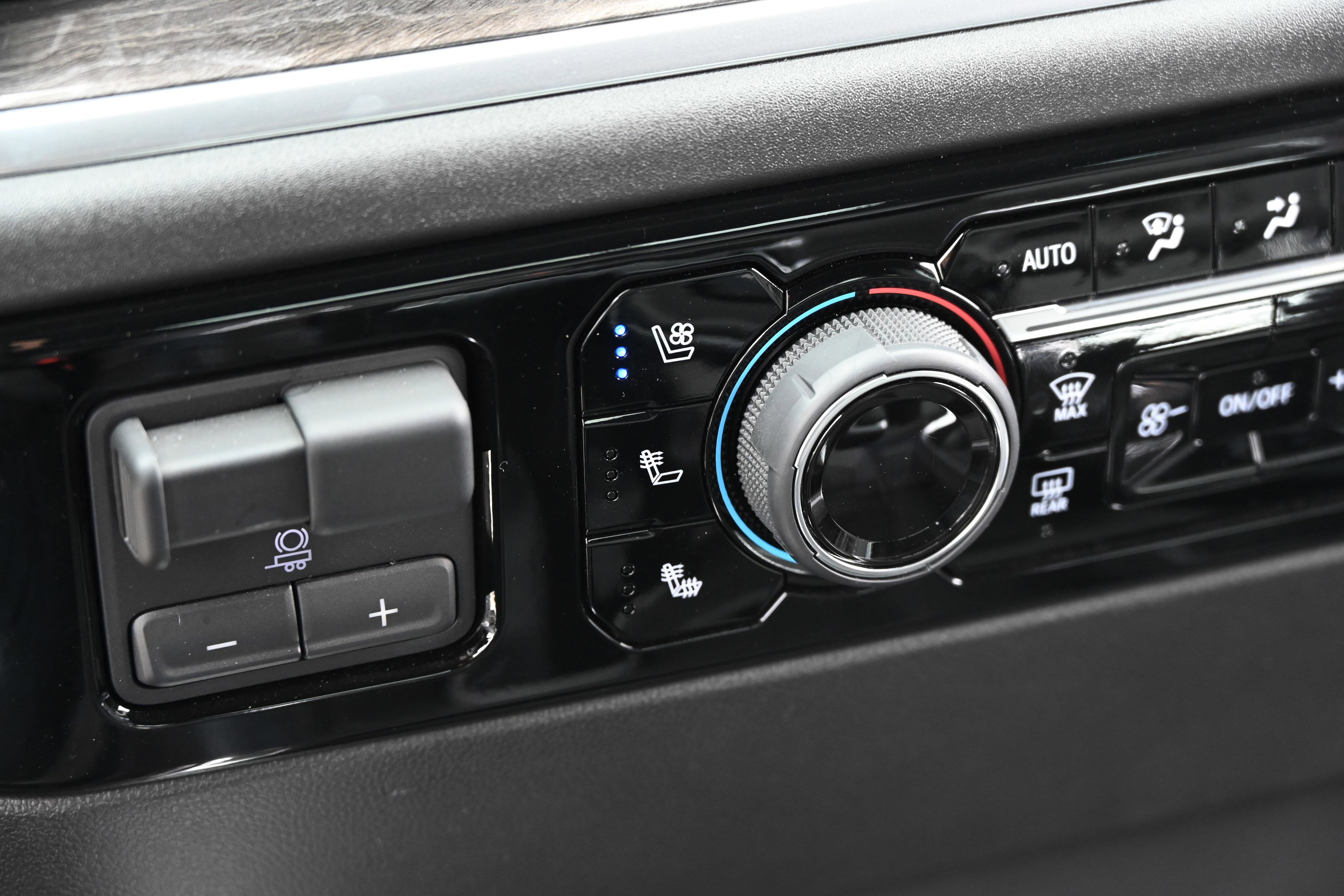 Used 2025 Chevrolet Silverado 1500 LTZ image 40