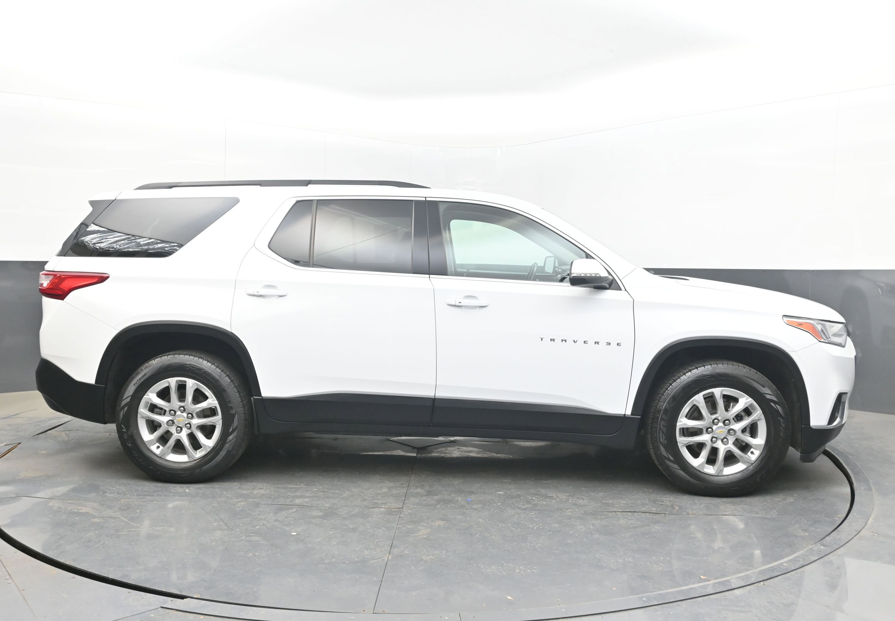 Used 2021 Chevrolet Traverse LT image 8