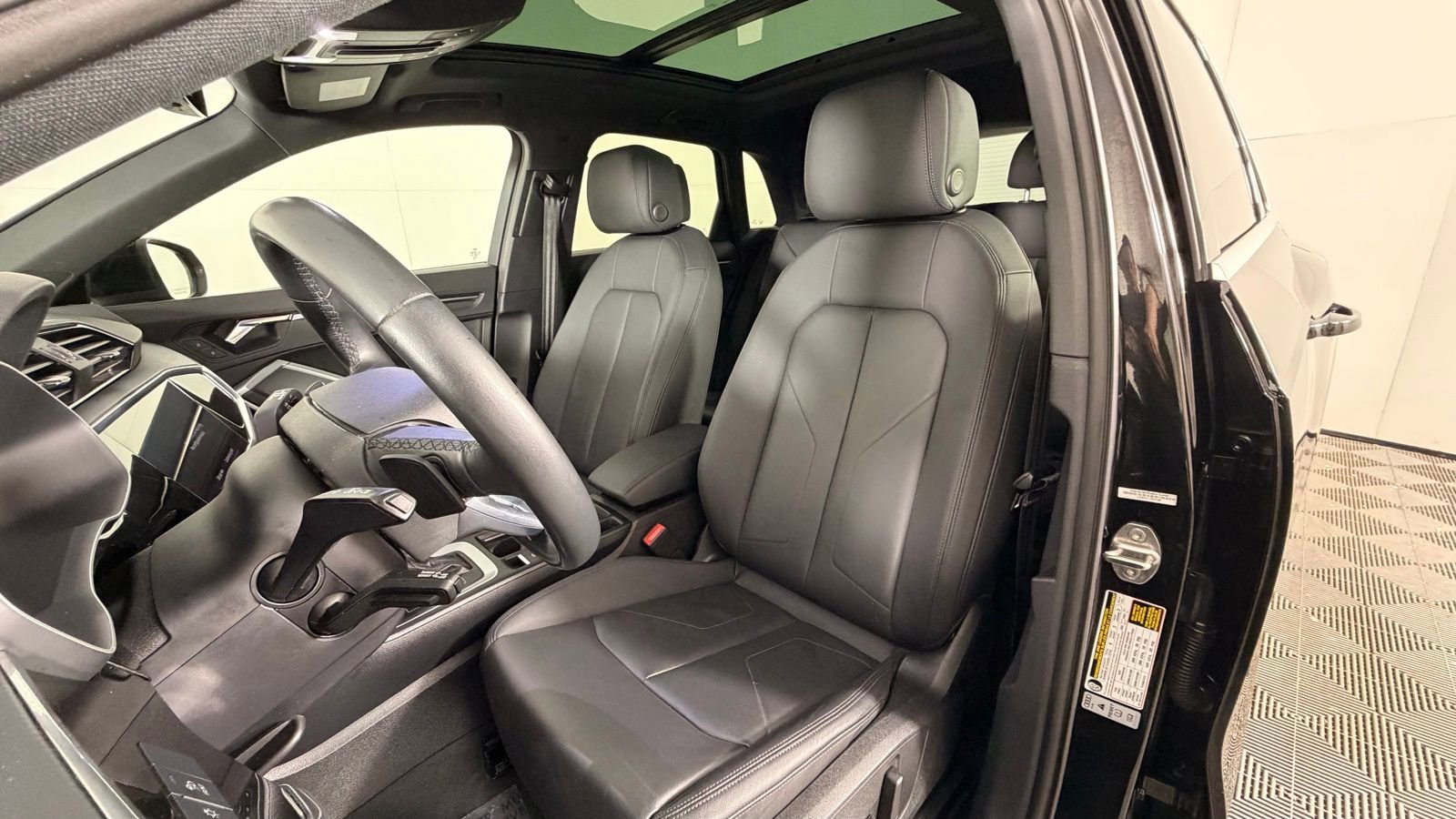 Certified 2023 Audi Q3 2.0T Premium w/ Convenience Package AWD/4WD image 11
