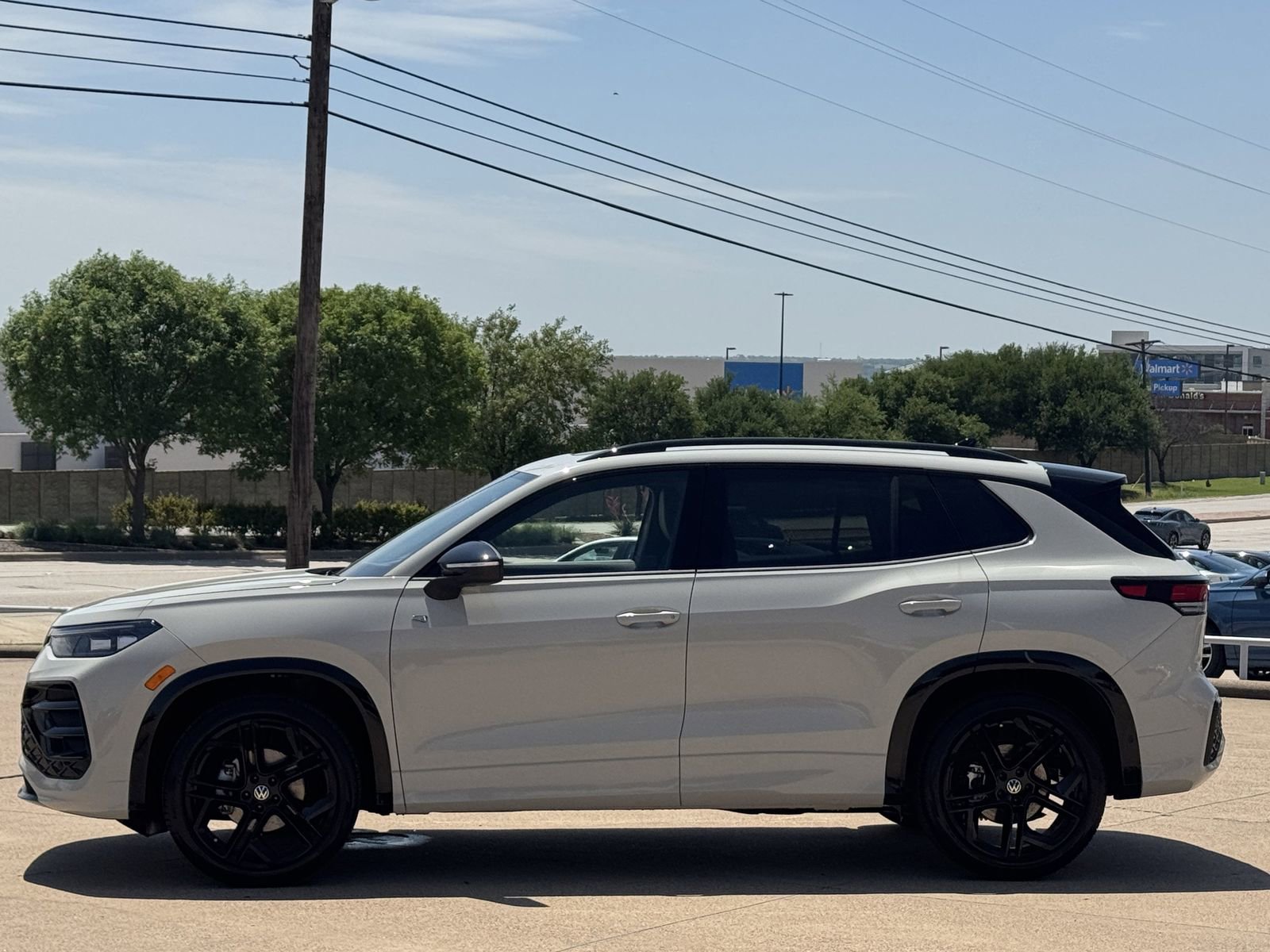 New 2026 Volkswagen Tiguan SE R-Line FWD image 8