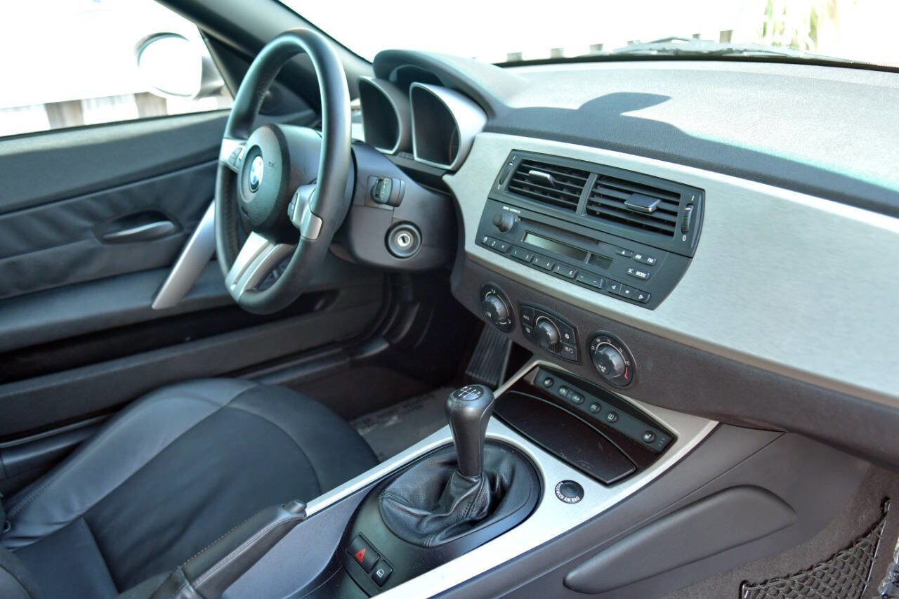 Used 2005 BMW Z4 2.5i image 31