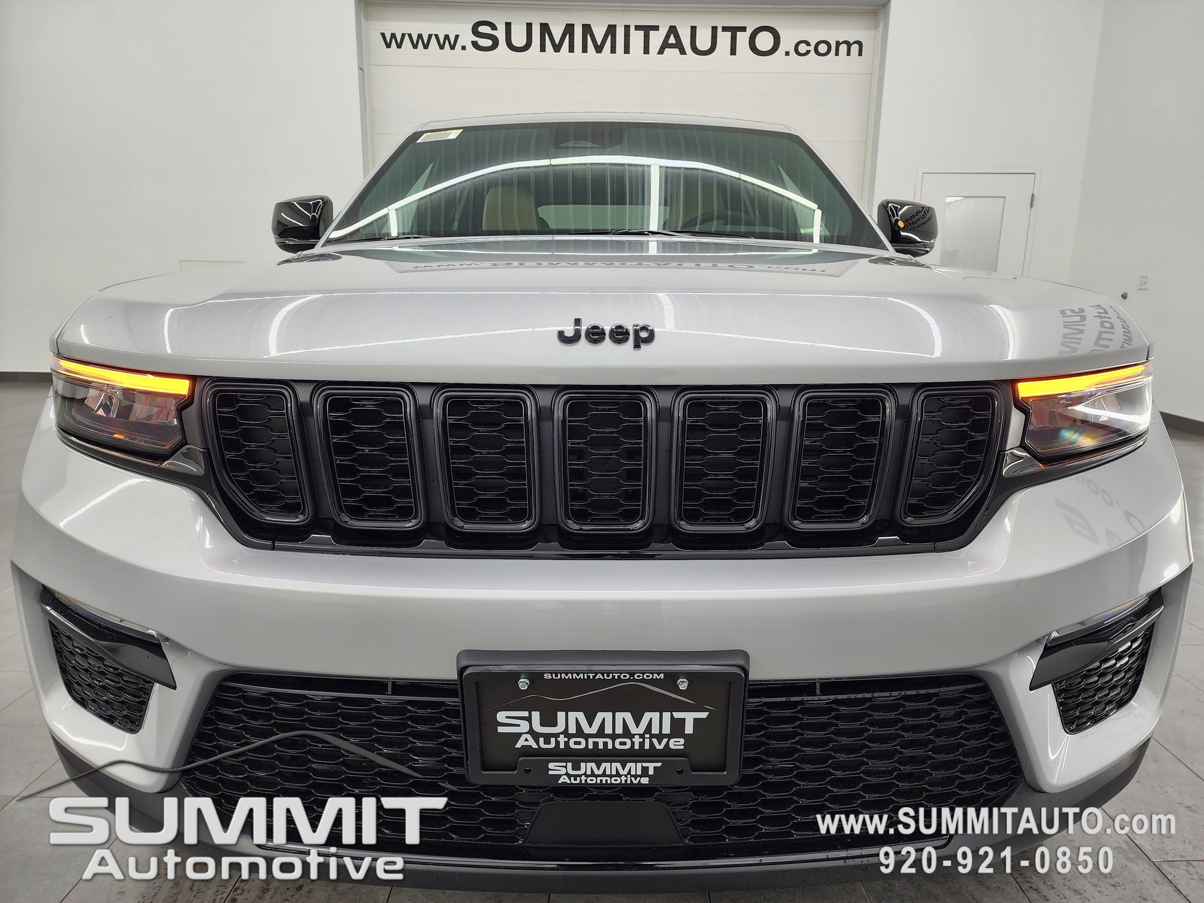 New 2025 Jeep Grand Cherokee Limited w/ Black Appearance Package image 21