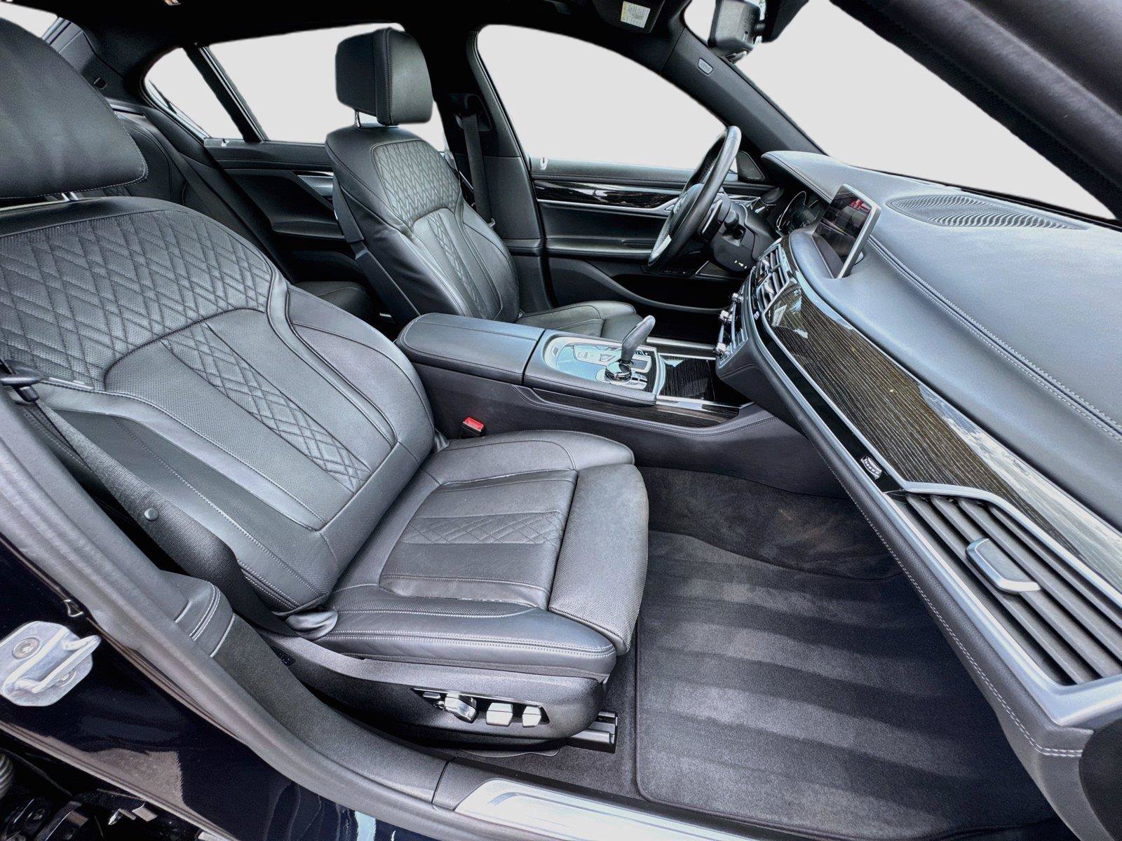 Used 2019 BMW 750i w/ Executive Package RWD image 32
