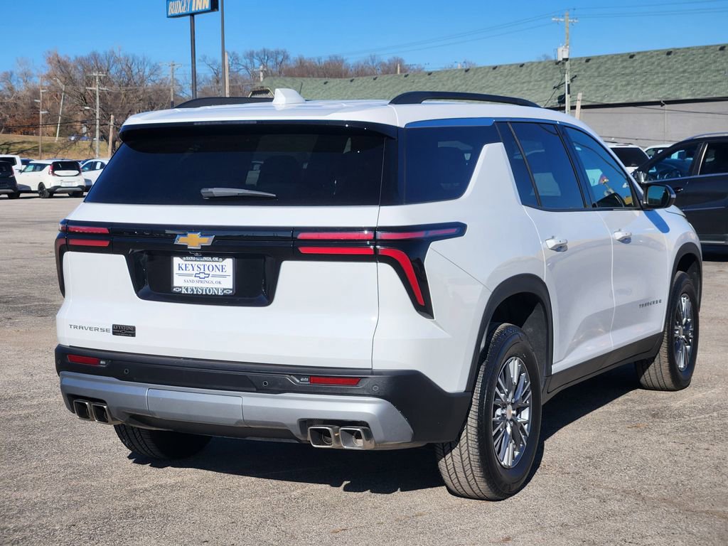 Used 2025 Chevrolet Traverse LT image 5