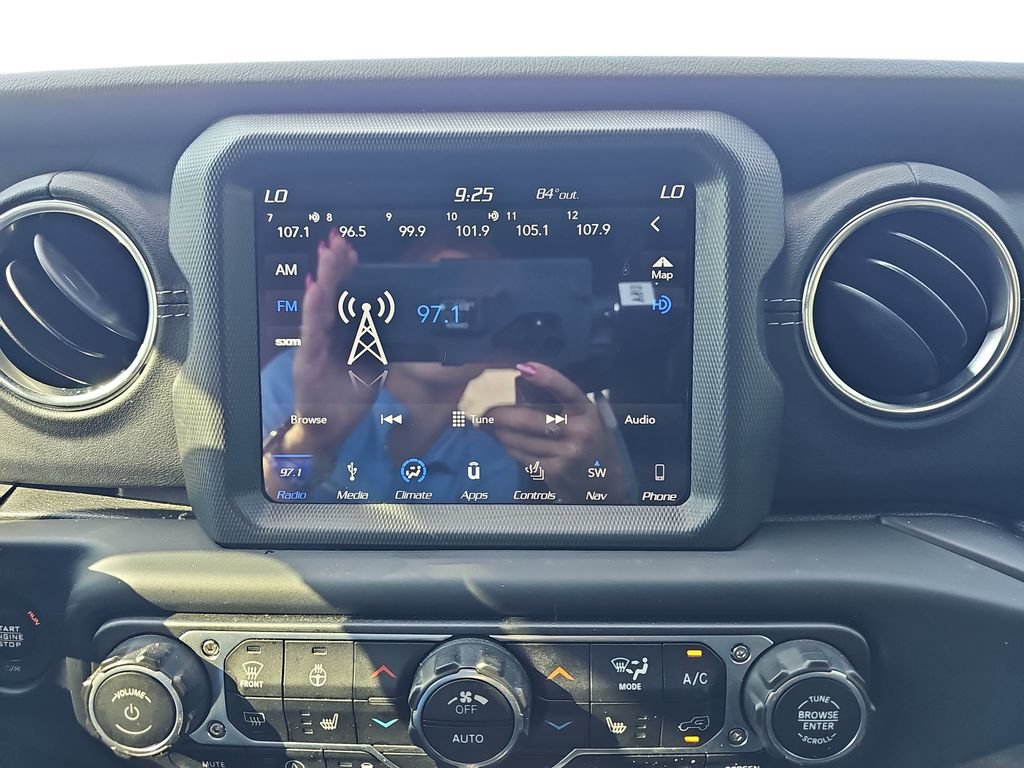 Used 2019 Jeep Wrangler Unlimited Sahara w/ Uconnect 4C Nav & Sound Group AWD/4WD image 21