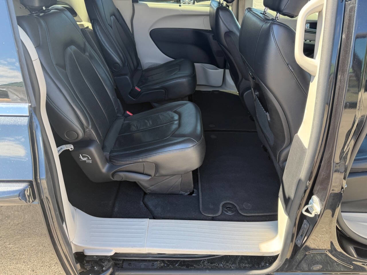 Used 2021 Chrysler Pacifica Touring-L image 17