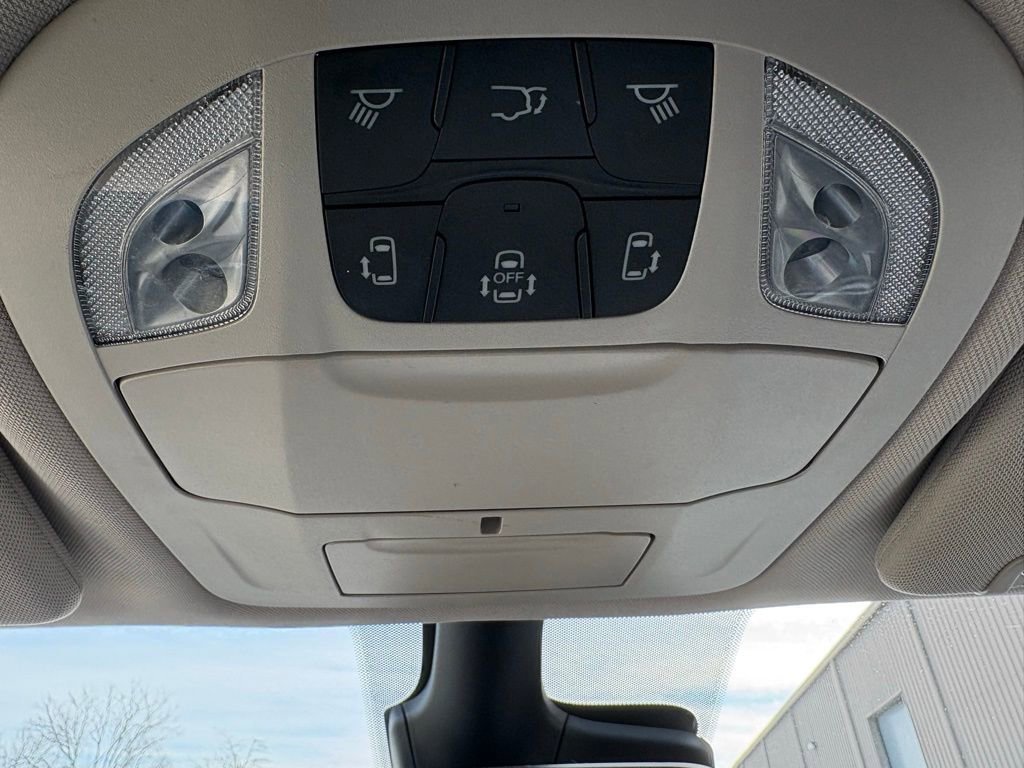 Used 2023 Chrysler Pacifica Touring-L image 36