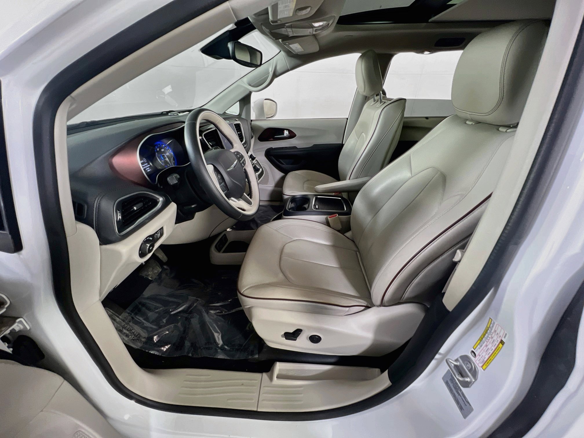 Used 2017 Chrysler Pacifica Limited w/ UConnect Theater Package FWD image 21