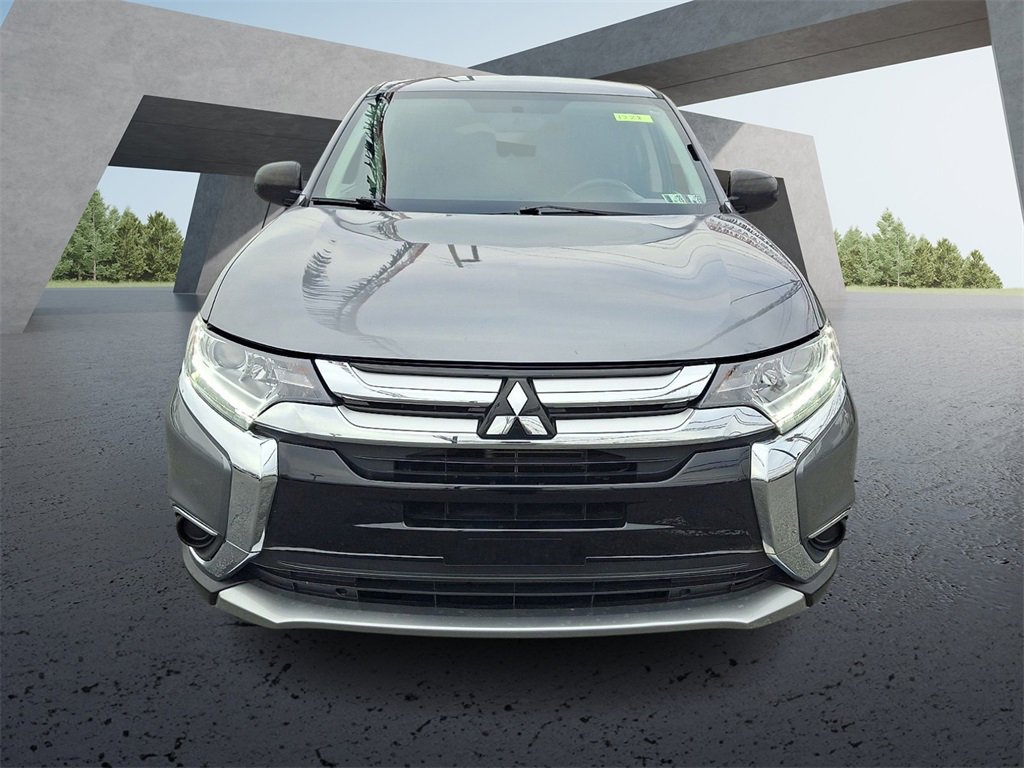Used 2018 Mitsubishi Outlander SE image 2