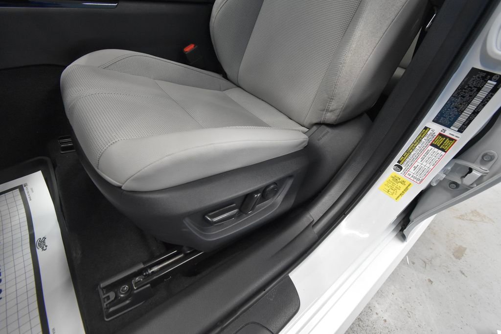 Used 2025 Toyota Camry XLE AWD/4WD image 5