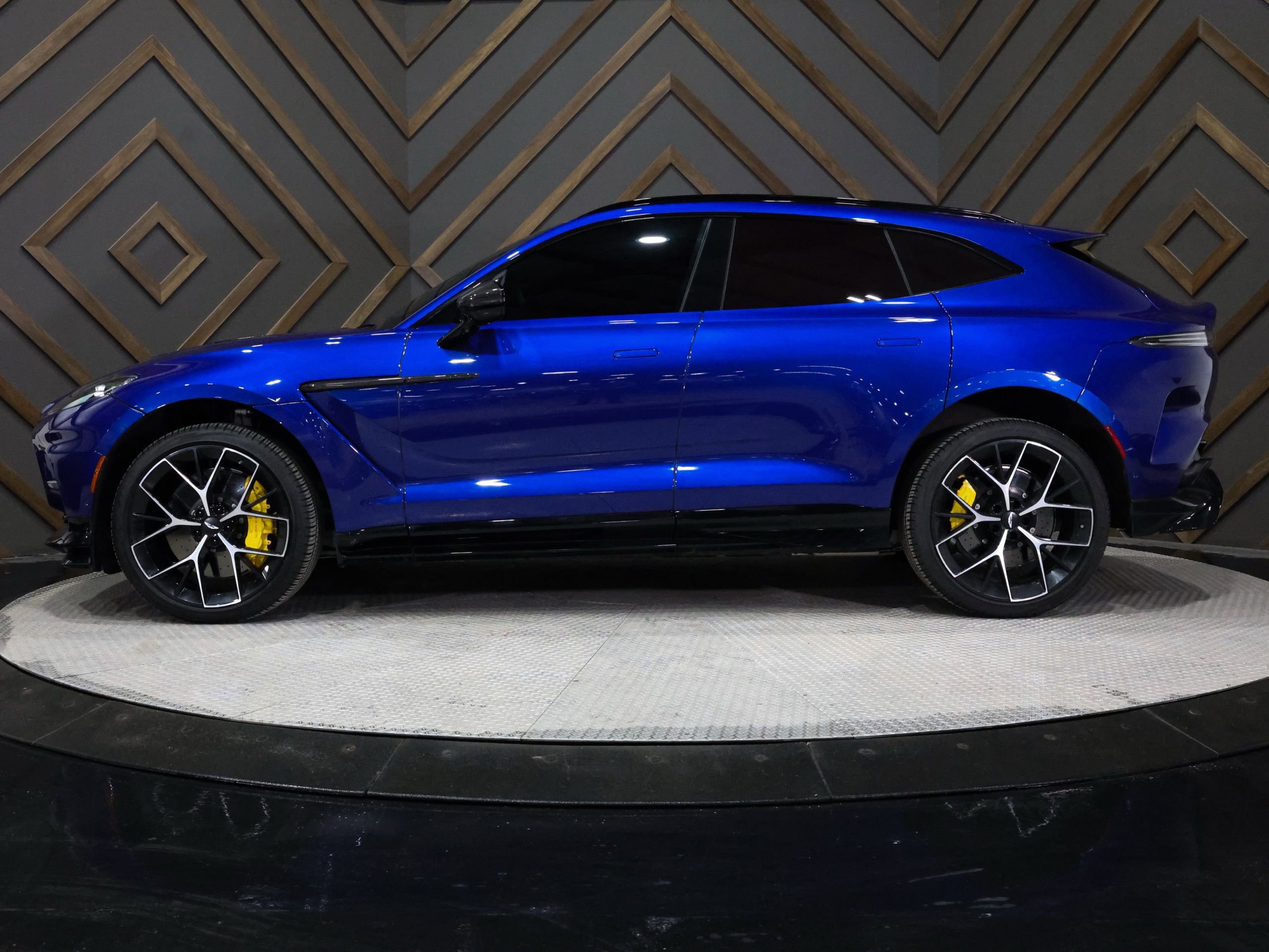 Used 2025 Aston Martin DBX 707 image 3