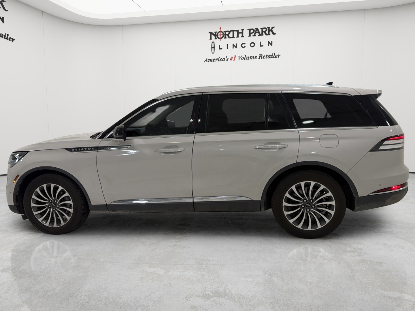 Used 2021 Lincoln Aviator Reserve w/ Equipment Group 201A RWD image 2