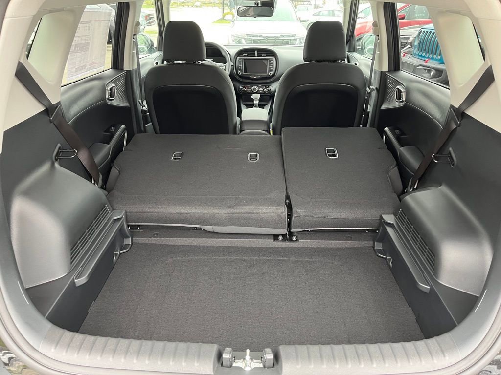 Used 2025 Kia Soul LX w/ LX Technology Package FWD image 30
