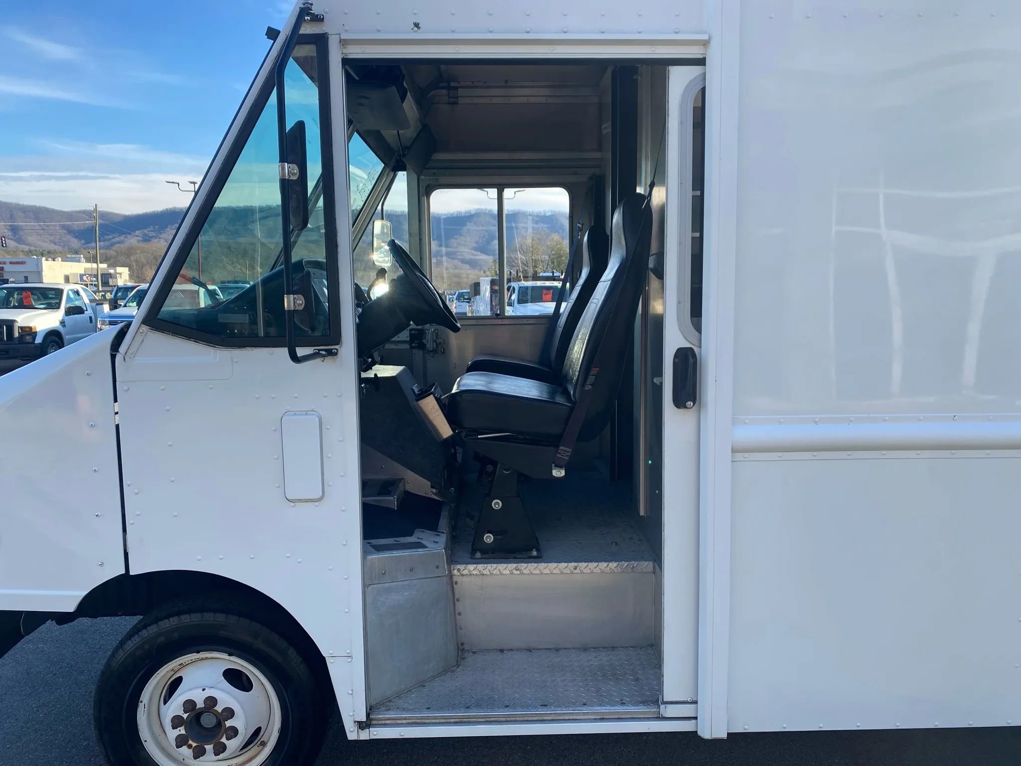 Used 2012 Ford E-350 and Econoline 350 Super Duty w/ Air Conditioning Prep Pkg RWD image 7