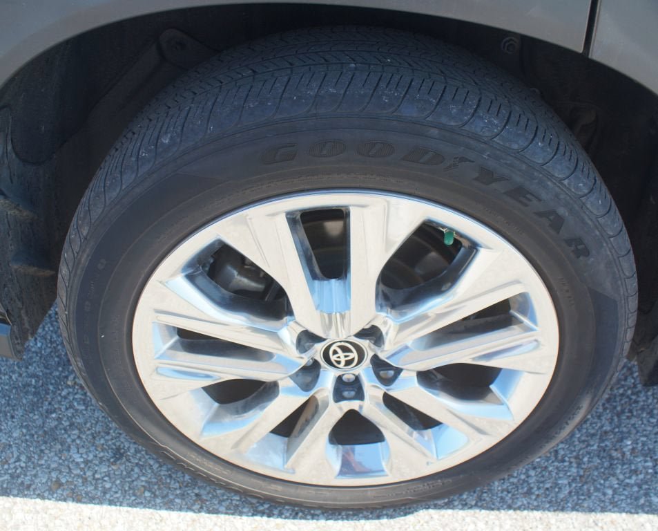 Used 2024 Toyota Highlander Limited FWD image 27