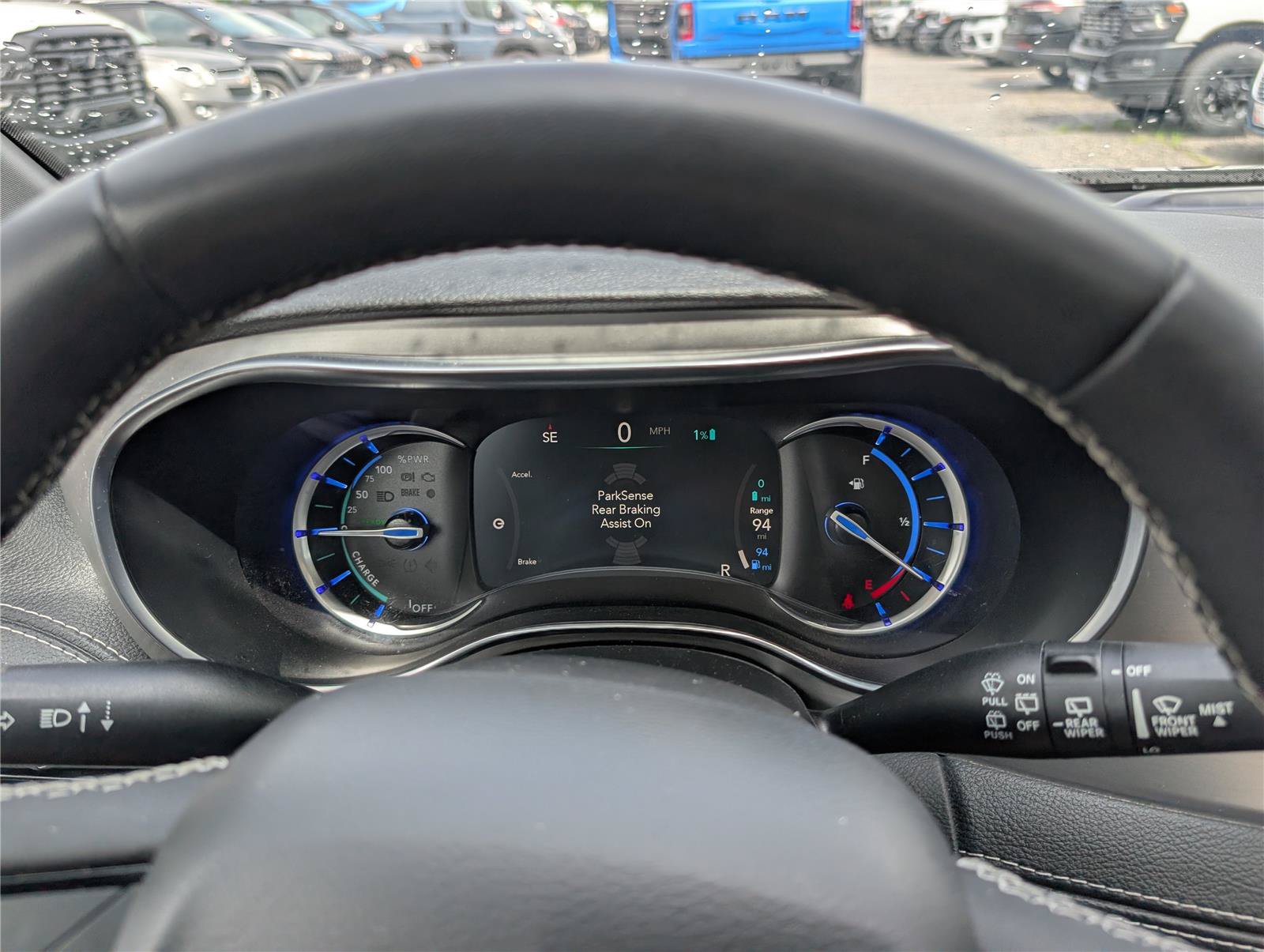Used 2023 Chrysler Pacifica Limited w/ Uconnect Theater Family Group FWD image 36