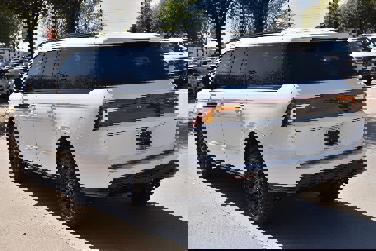 New 2025 Lincoln Navigator L Reserve w/ Jet Appearance Package image 16