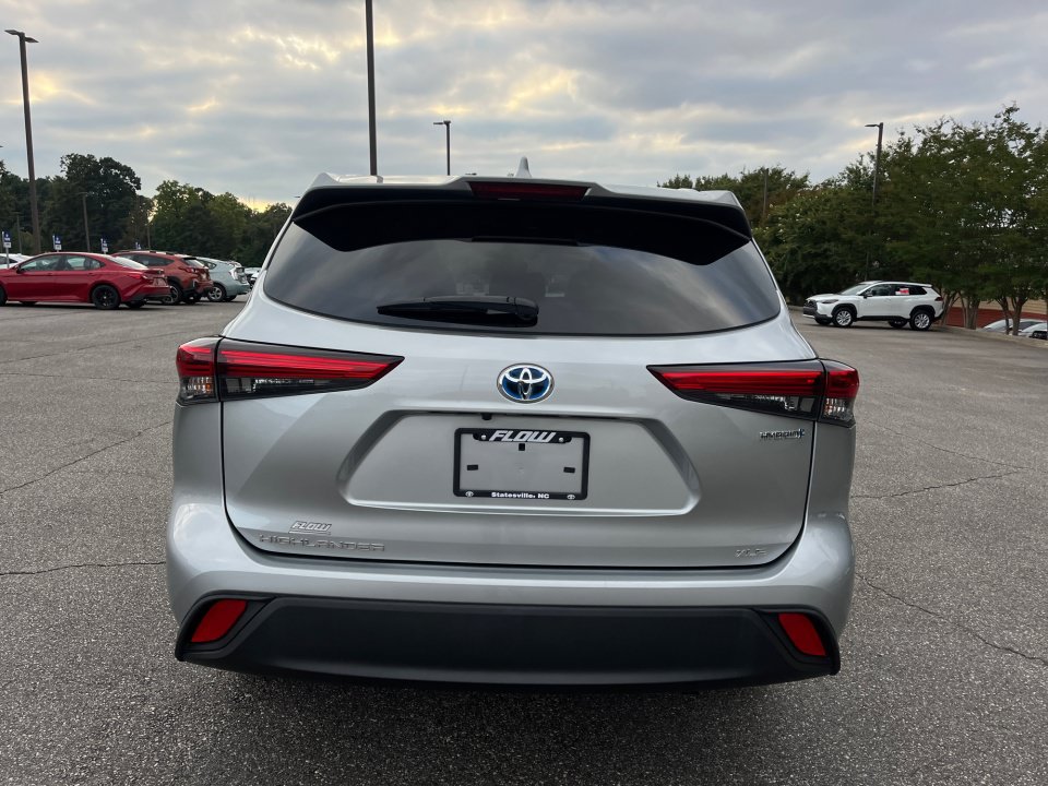 Used 2022 Toyota Highlander XLE AWD/4WD image 14