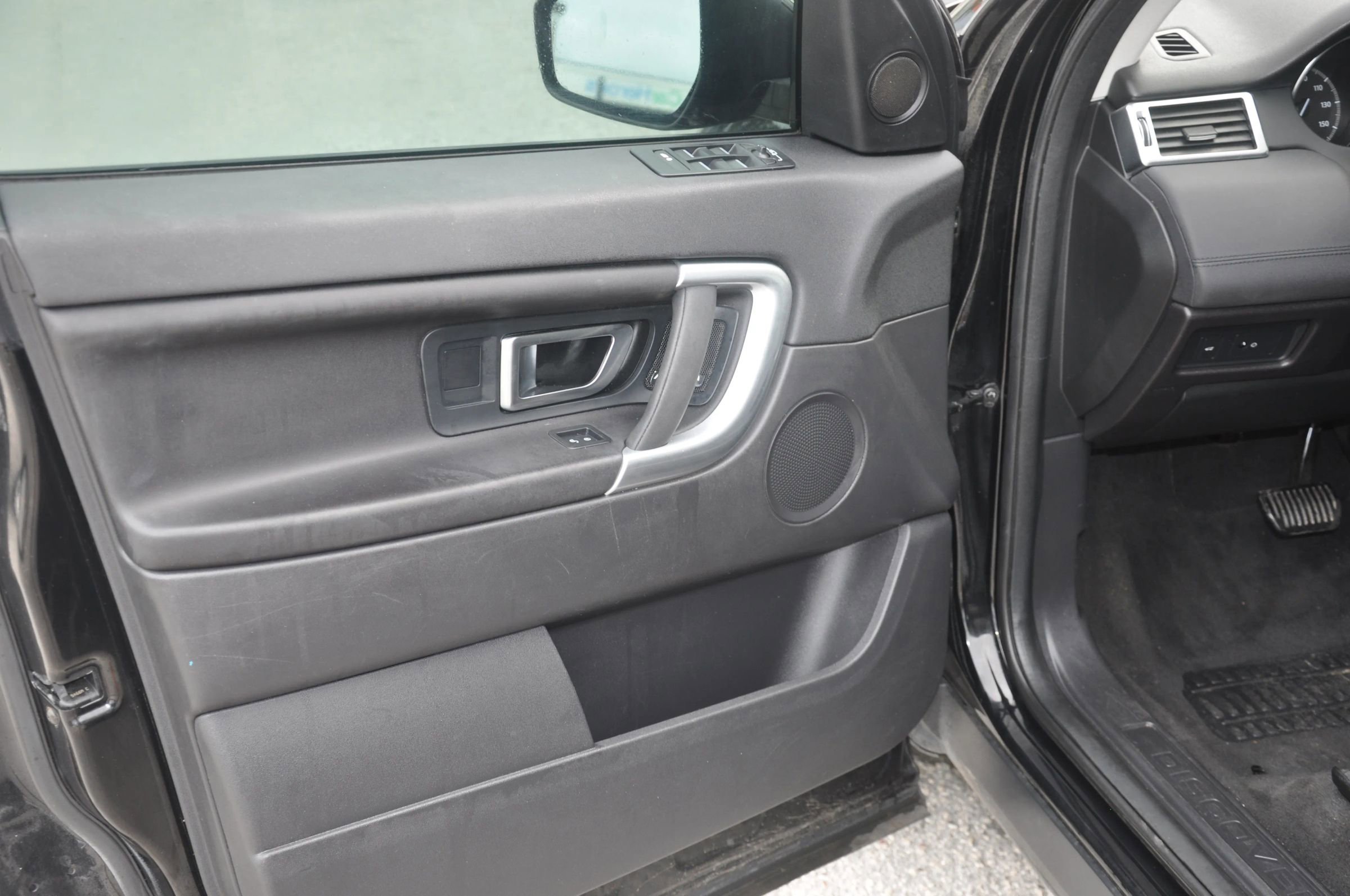 Used 2017 Land Rover Discovery Sport SE image 13