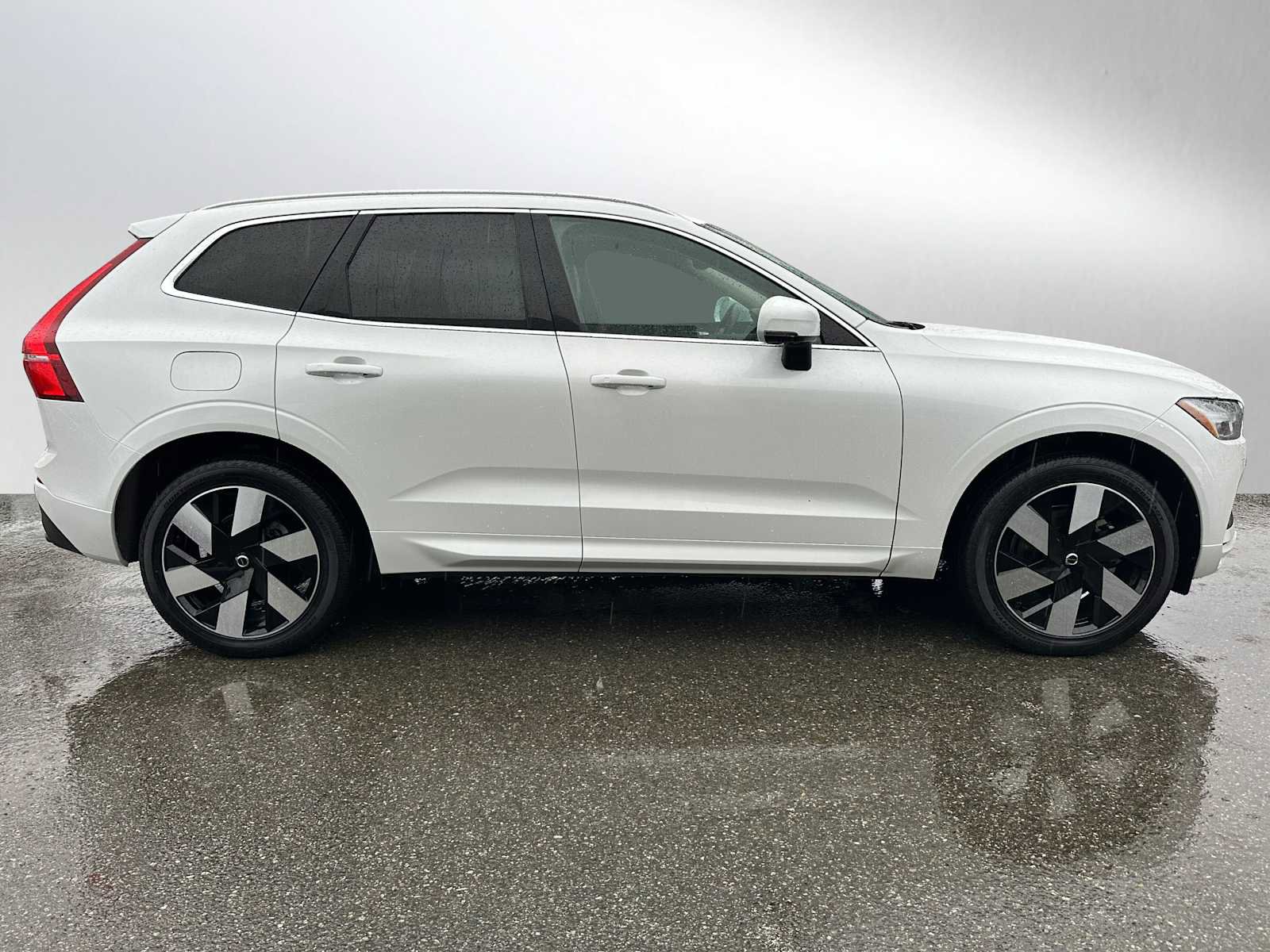 Used 2020 Volvo XC60 T5 Momentum image 2