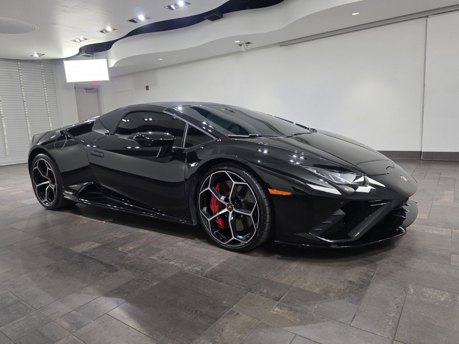 Used 2022 Lamborghini Huracan EVO RWD image 22