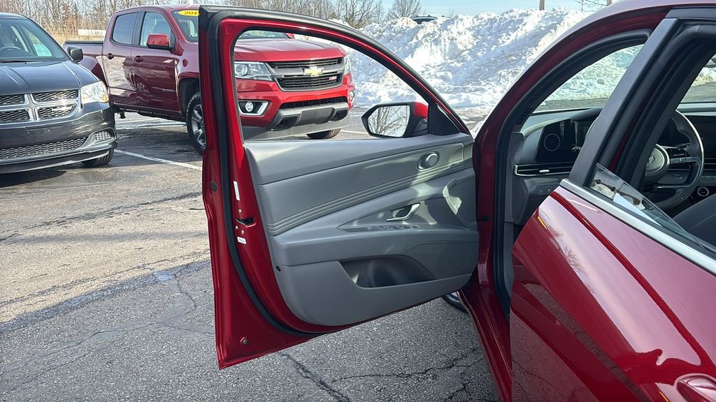 Used 2025 Hyundai Elantra SEL image 11