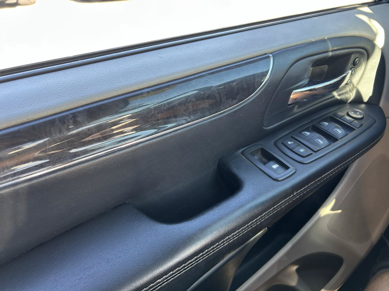 Used 2015 Chrysler Town & Country Limited Platinum FWD image 29