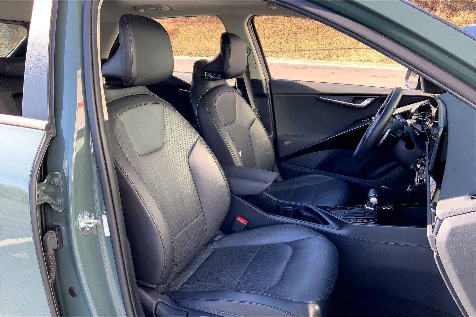 Used 2023 Kia Niro SX image 7