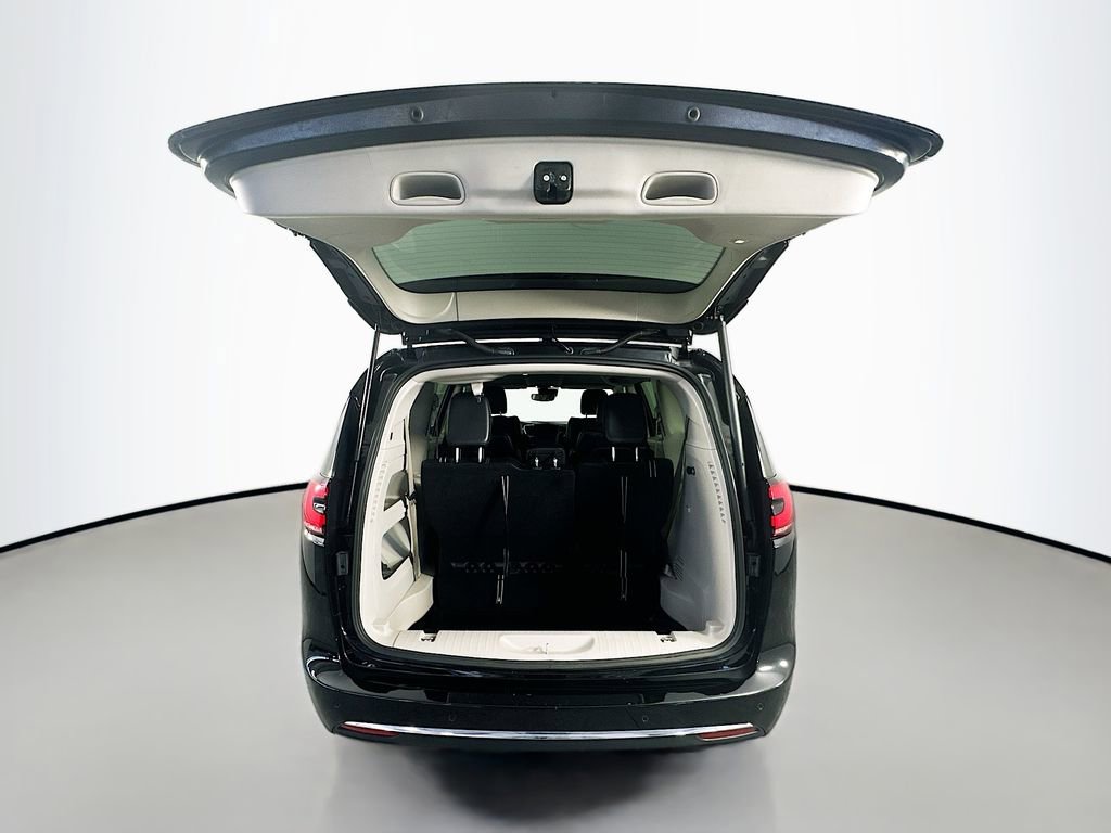 Used 2024 Chrysler Pacifica Touring-L FWD image 29