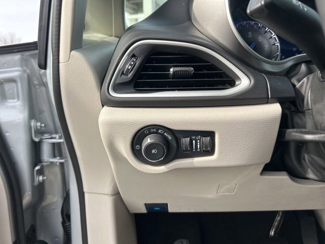 Used 2024 Chrysler Pacifica Touring-L image 32