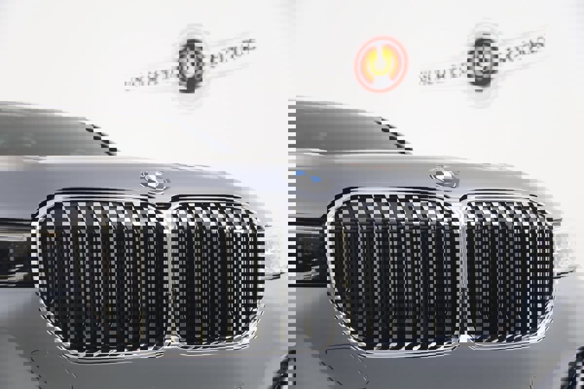 Used 2022 BMW ALPINA B7 xDrive w/ Luxury Rear Seating Package image 30