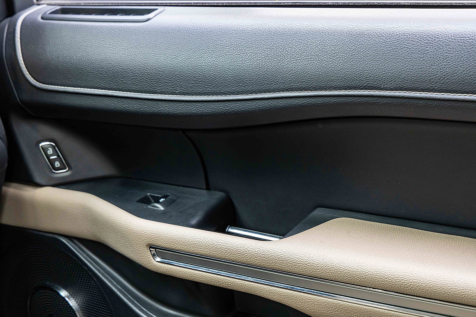 Used 2023 Ford Expedition Limited image 17