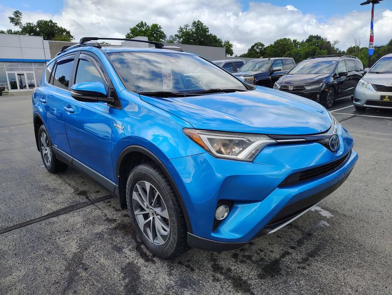 Used 2018 Toyota RAV4 XLE AWD/4WD image 3