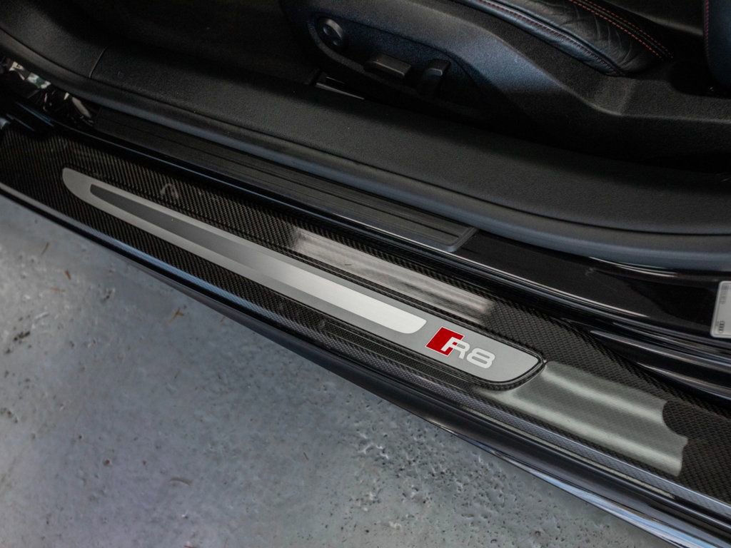 Used 2015 Audi R8 V10 plus w/ Full Leather Package image 35