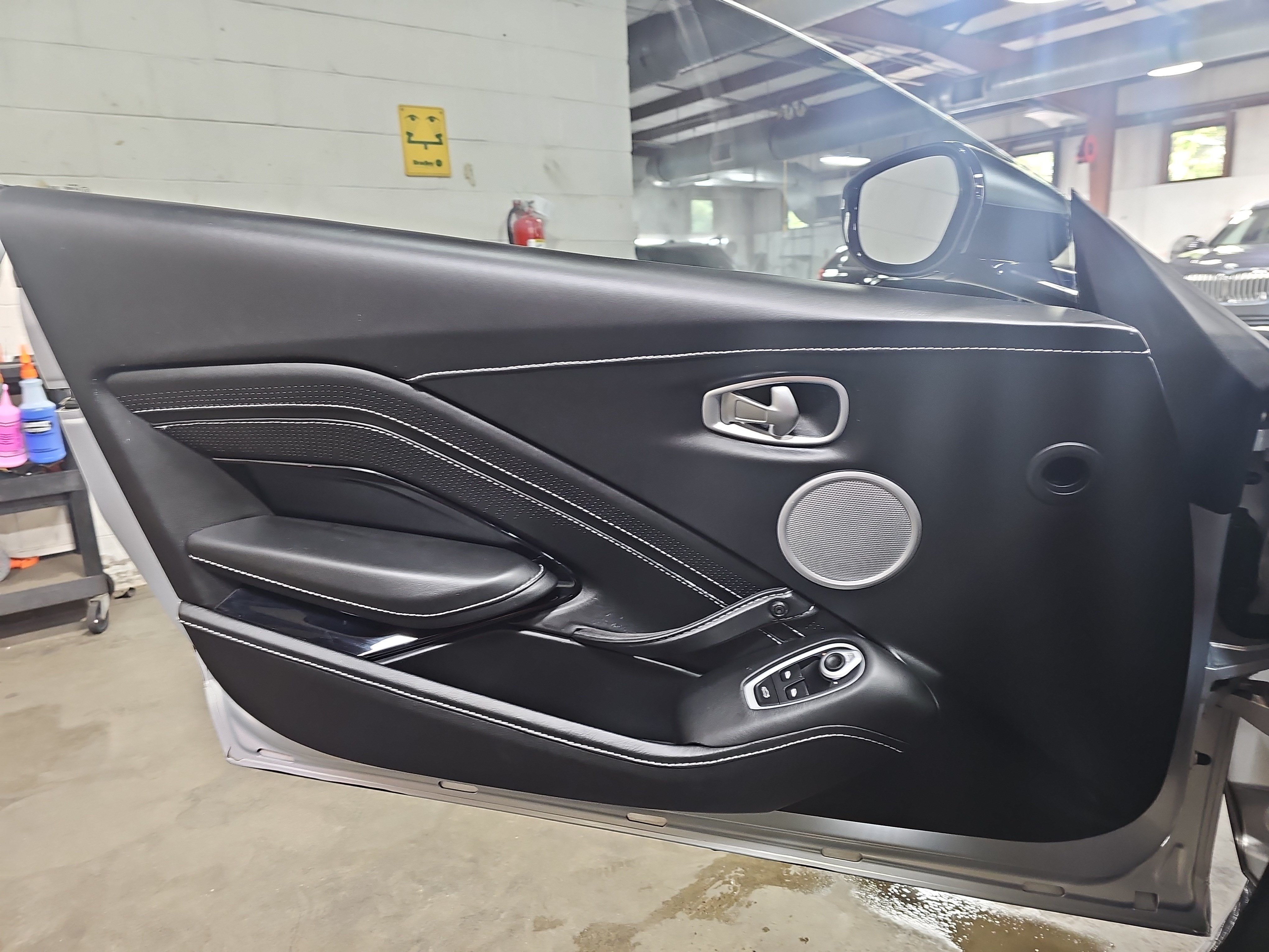Used 2019 Aston Martin V8 Vantage Coupe RWD image 23