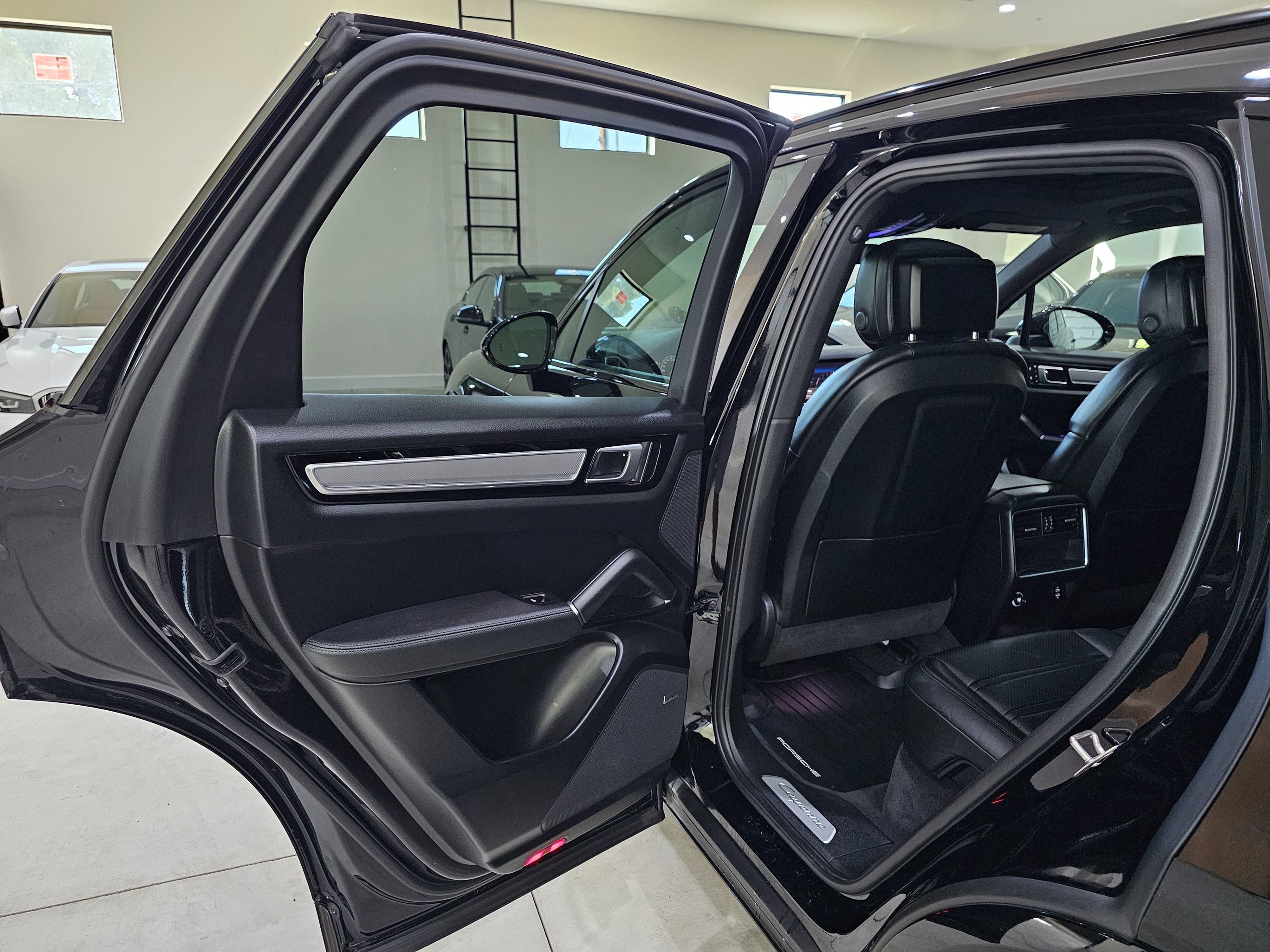 Used 2023 Porsche Cayenne Platinum Edition AWD/4WD image 22