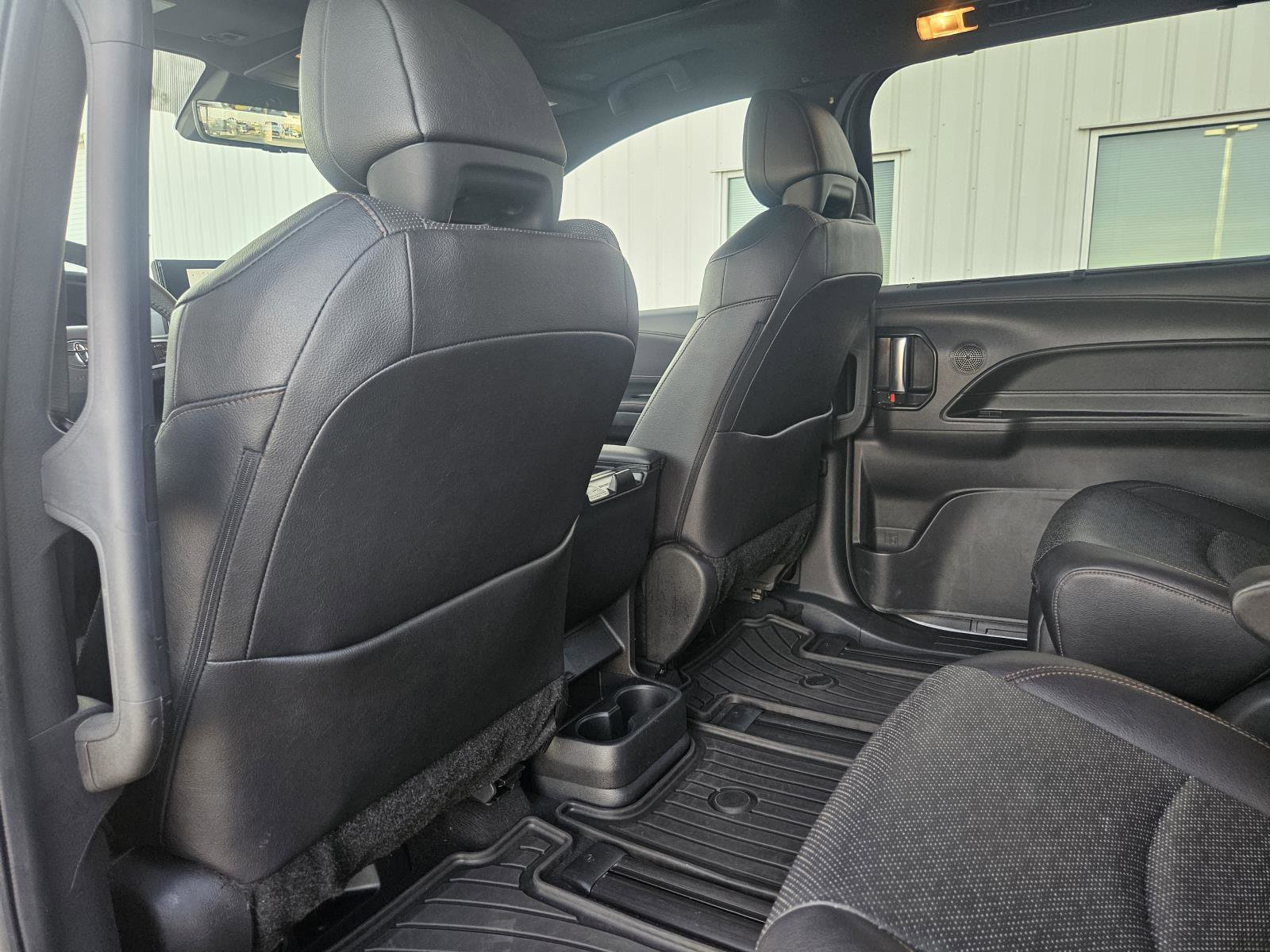 Used 2025 Toyota Sienna Limited image 31