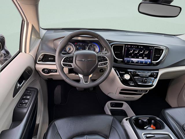 Used 2024 Chrysler Pacifica Touring-L FWD image 6