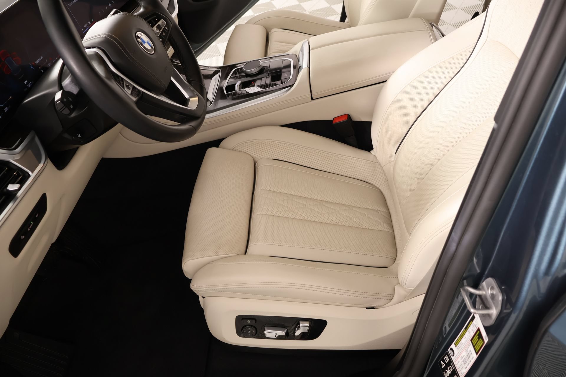 Used 2025 BMW X5 xDrive40i AWD/4WD image 11
