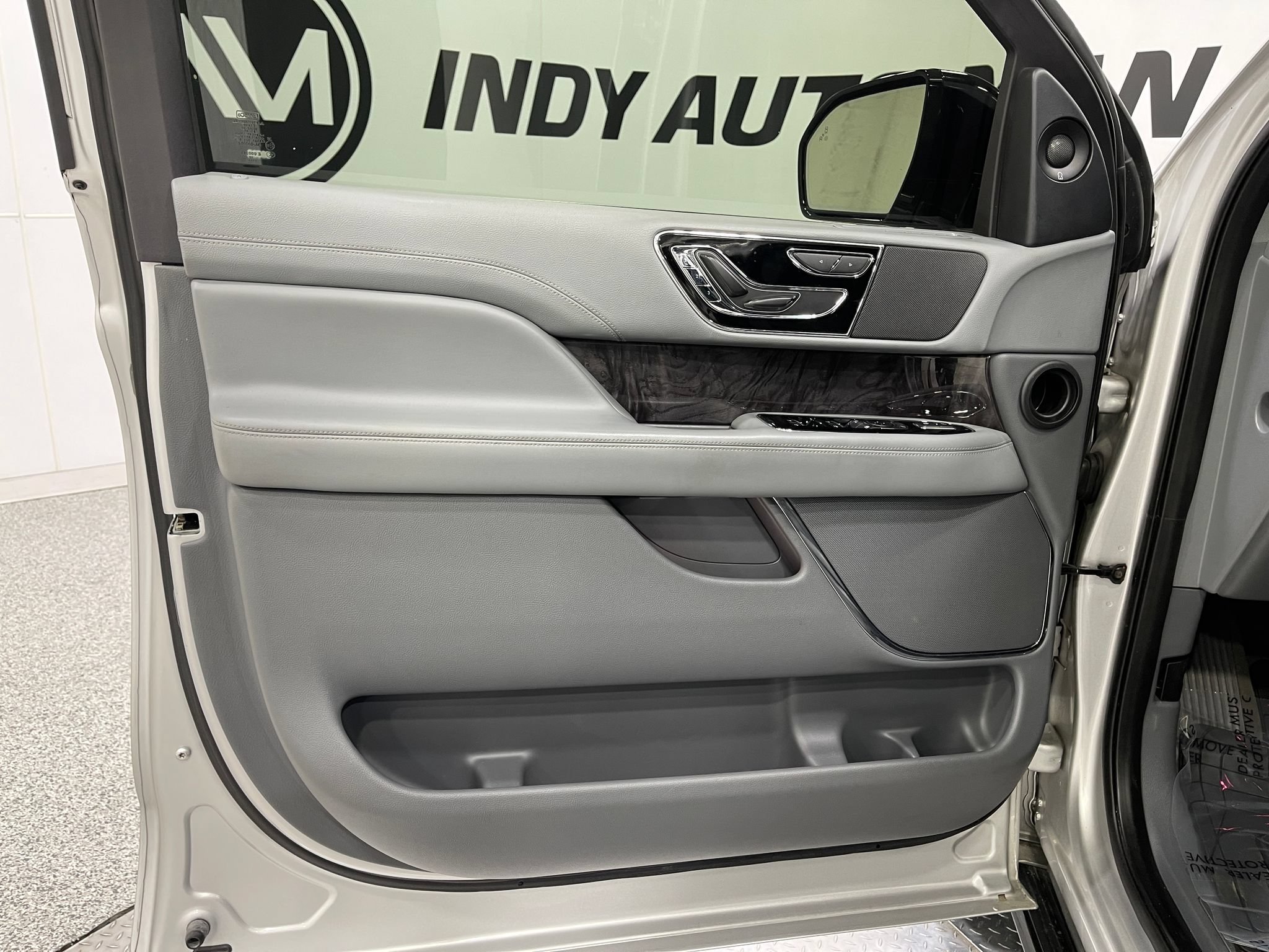 Used 2019 Lincoln Navigator Select AWD/4WD image 14