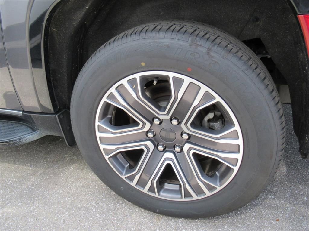 Certified 2024 Jeep Wagoneer L Series II w/ Flexible Seating Group RWD image 5