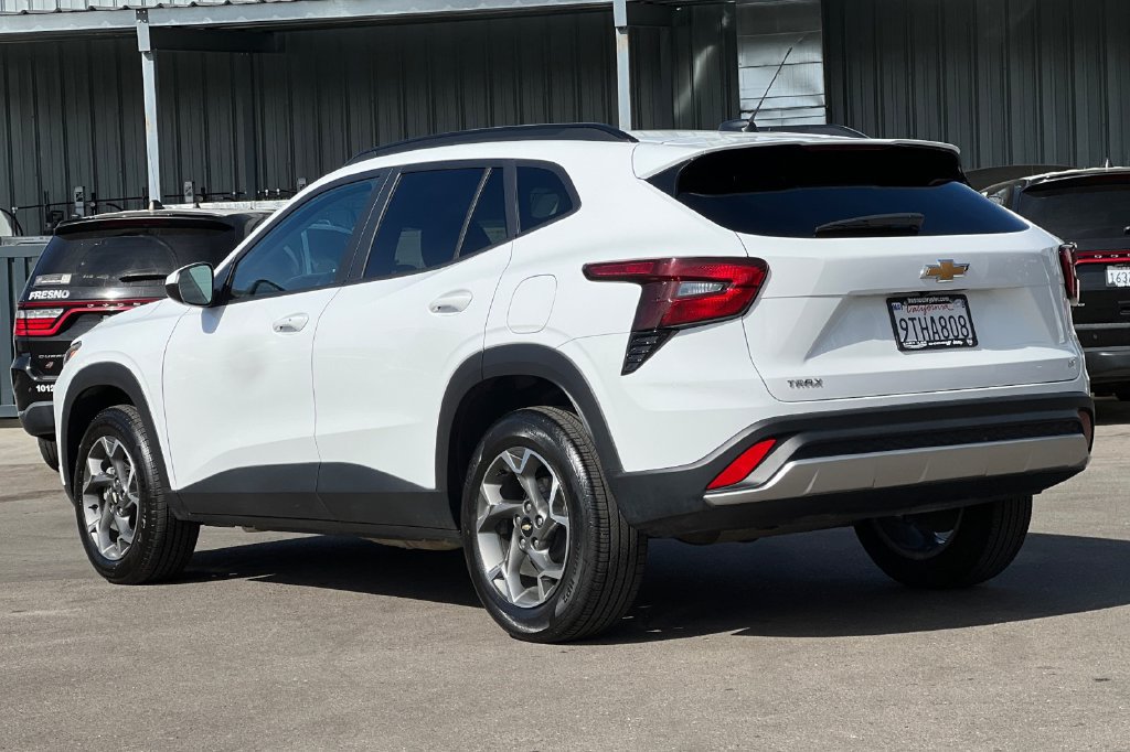 Used 2025 Chevrolet Trax LT w/ LT Convenience Package FWD image 6